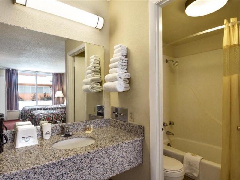 Days Inn By Wyndham White House Bagian luar foto