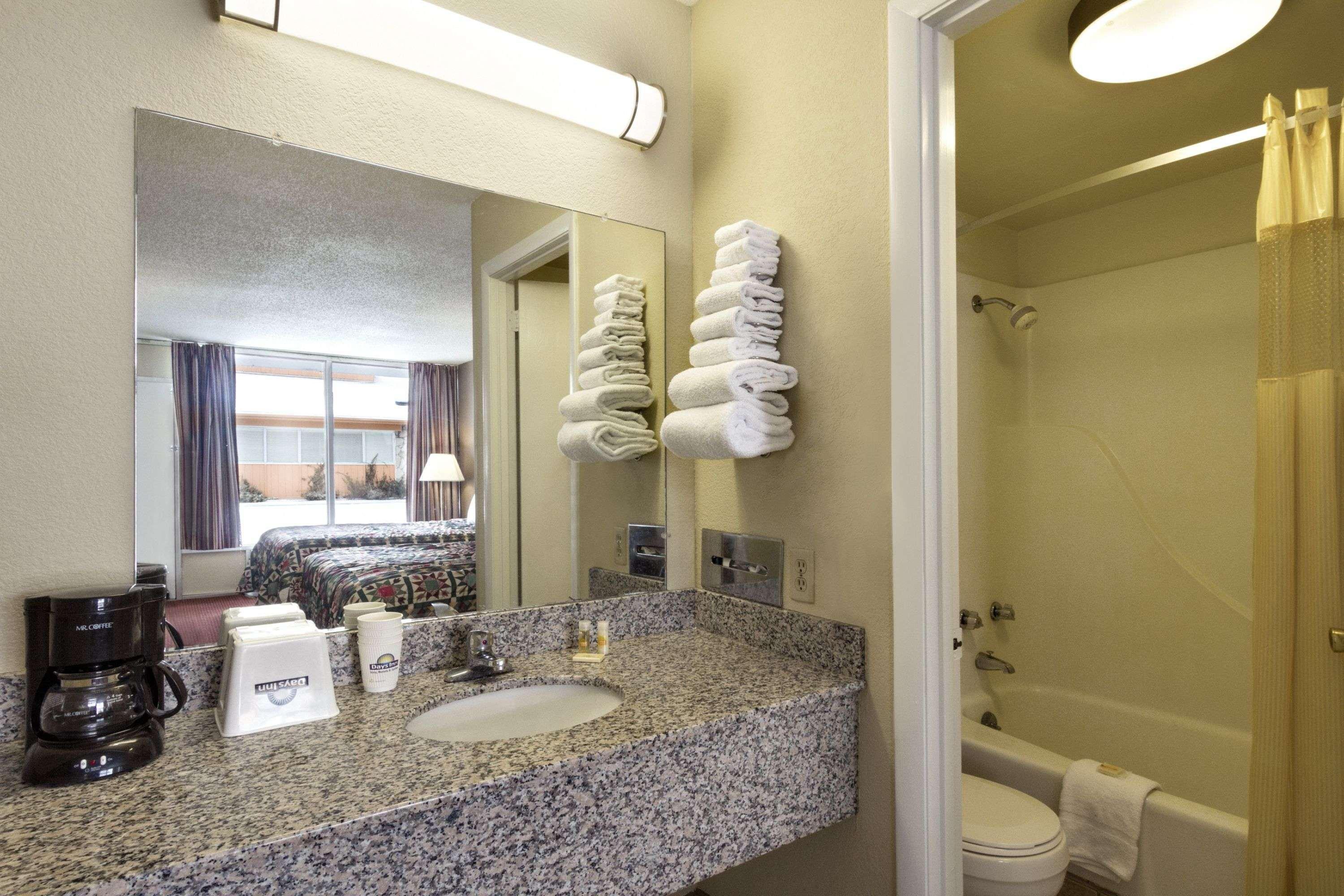 Days Inn By Wyndham White House Bagian luar foto